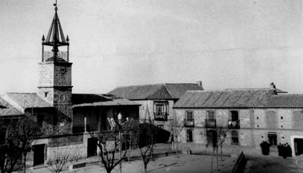 Vista de la plaza de Menasalbas, donde instaló su consulta ambulante el curandero Domingo García (Foto, Archivo Diputación de Toledo)