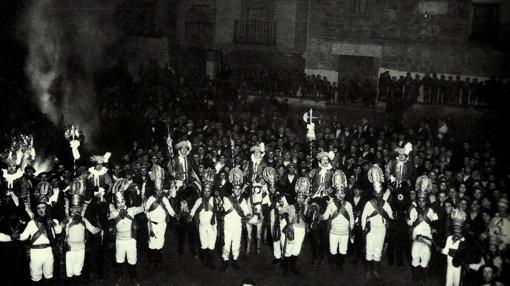 Celebración de la «Encamisada» de Menasalbas, en los años treinta del pasado siglo (Foto, Rodríguez. AHPTO