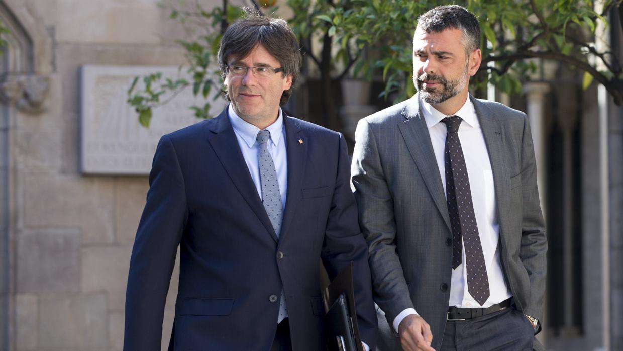 Carles Puigdemont, junto a su consejero de Cultura, Santi Vila