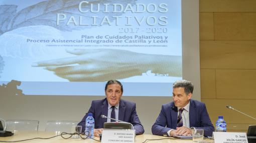 El consejero Sáez Aguado y el director general José Jolín, este lunes durante la presentación del plan