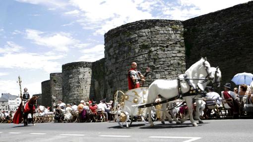 La muralla observa un desfile romano