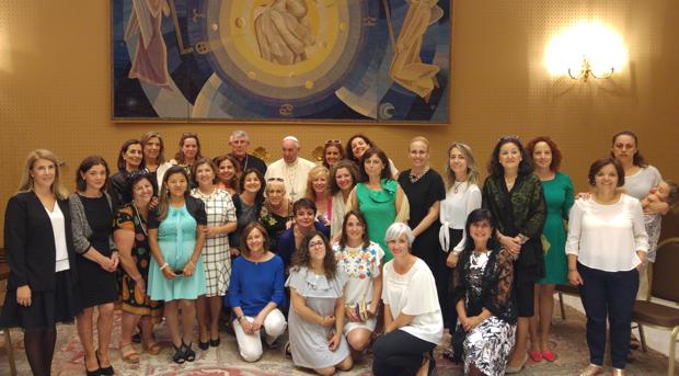 El Papa Francisco con el arzobispo de Toledo y el grupo de mujeres