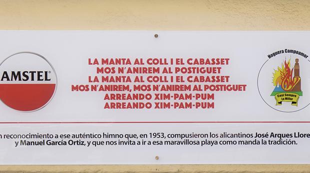 Una placa inmortaliza la popular canción alicantina «La manta al coll»