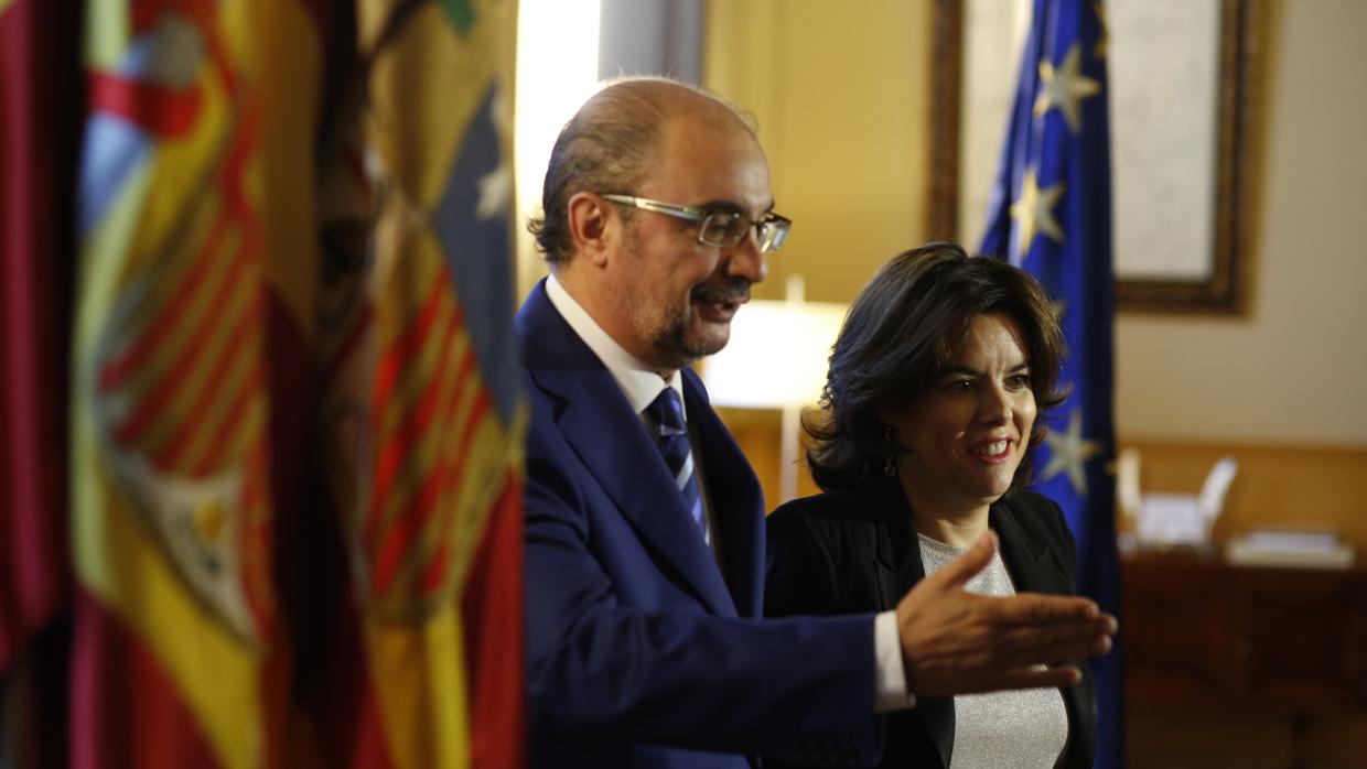 El aragonés Javier Lambán, junto a la vicepresidenta Soraya Sáenz de Santamaría