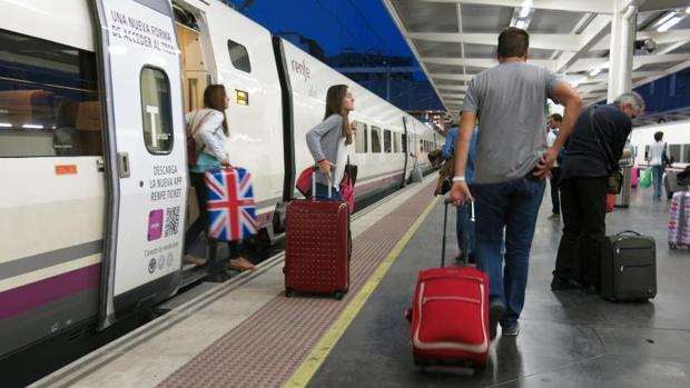 Viajeros del AVE en la estación de Alicante
