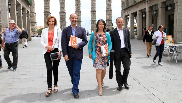 El portavoz de Ciudadanos en las Cortes de Castilla y León, Luis Fuentes, junto a María Cuesta y María José García Orejana