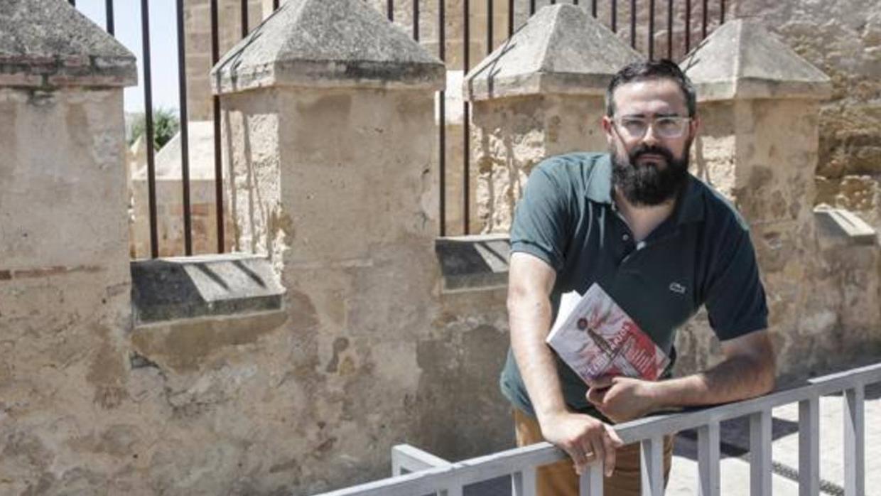 José Manuel Morales posa con su último libro, «Templarios»