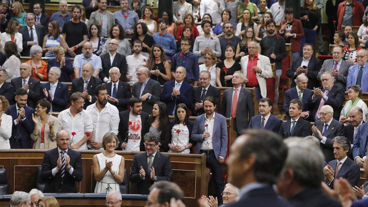 Los diputados de Podemos, en pie pero sin aplaudir al Rey a su llegada al Congreso