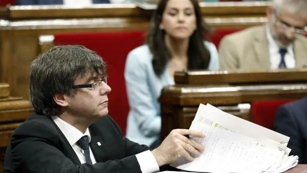 Puigdemont, esta mañana en el Parlament, en un primer plano tras Arrimadas (Cs)