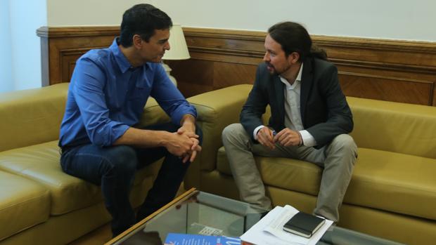 Sánchez asume la agenda de Iglesias para «desmantelar» al PP