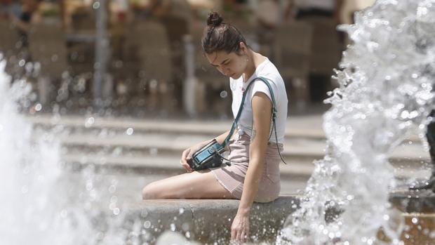 Una joven se protege de las altas temperaturas en Valencia