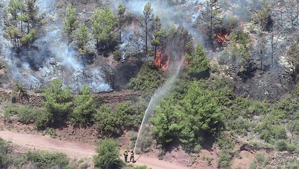 Un incendio forestal en Aielo de Rugat obliga a movilizar a cuatro medios aéreos