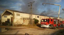 El fuego destruyó el interior y la cubierta de la nave industrial