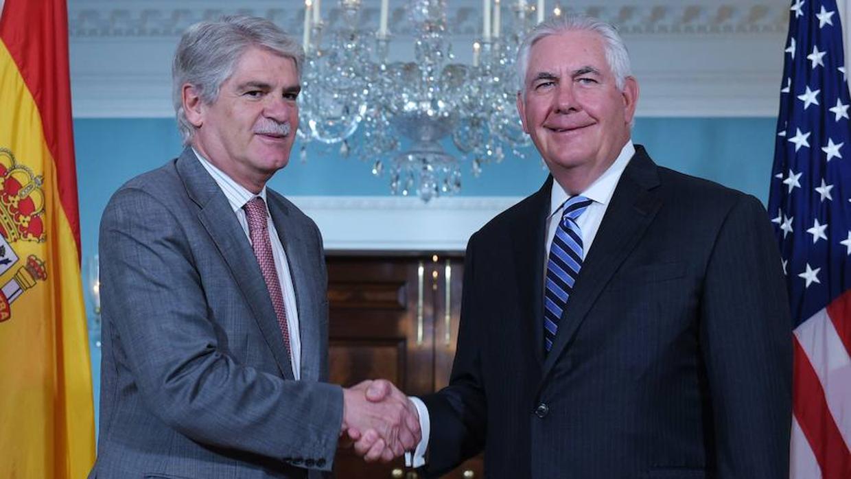 Alfonso Dastis, ministro de Exteriores español, junto a su homólogo en EE.UU. Rex Tillerson