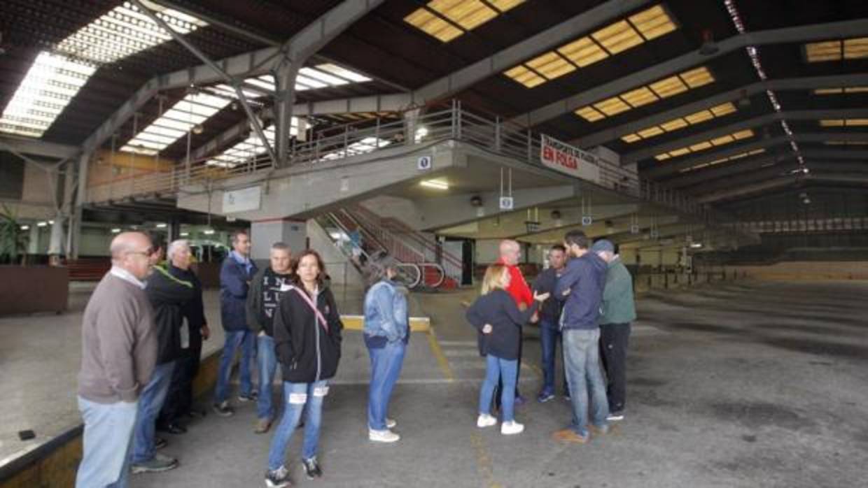 Trabajadores y sindicalistas en la estación de autobuses de Santiago