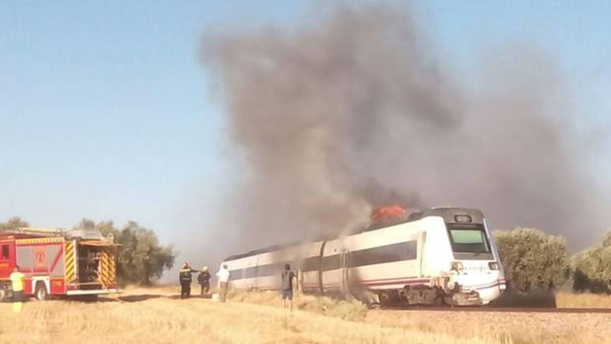 El tren de Renfe ardiendo tras el choque