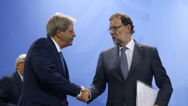 Mariano Rajoy, saludando al primer ministro italiano, Paolo Gentiloni