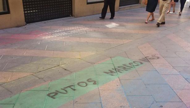 Aparecen pintadas homófobas en el primer paso «arcoíris» de Talavera