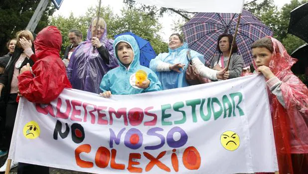 Familias del Emilio Navasqüés, ayer, en la manifestación