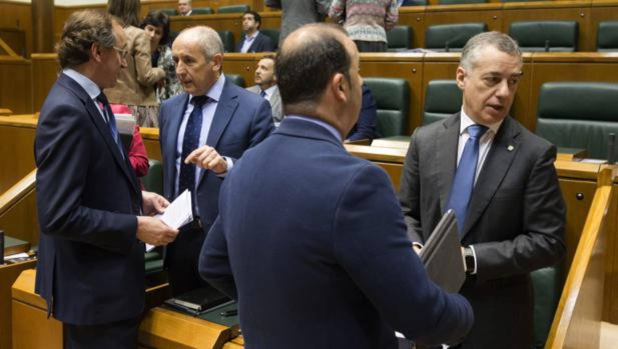 El lendakari, Iñigo Urkullu (d), conversa hoy con el diputado del PNV, Luke Uribe (2i), mientras el portavoz del Gobierno vasco, Josu Erkoreka (3i), habla con el presidente del Partido Popular del País Vasco, Alfonso Alonso