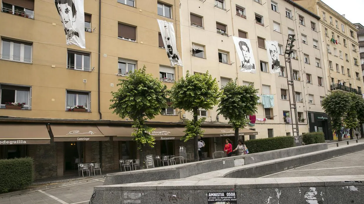 Fotografías de presos de ETA aparecidas esta semana durante las fiestas en el barrio de Judimendi en Vitoria