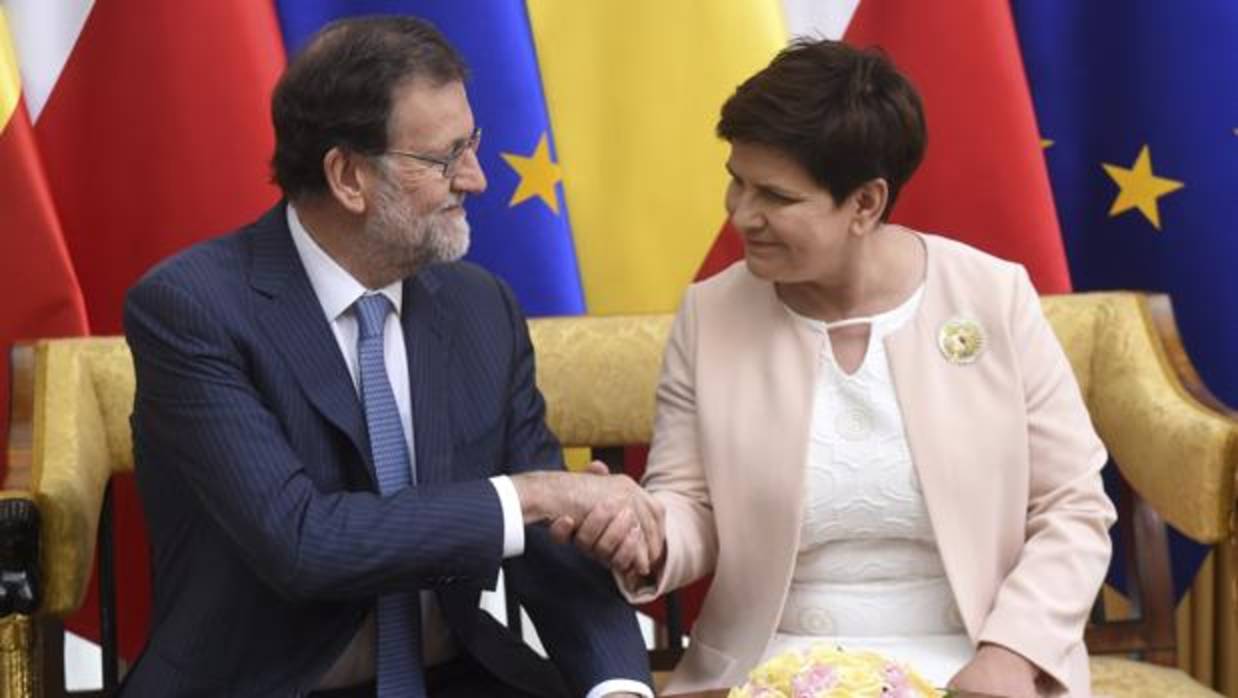 El presidente Mariano Rajoy y la primera ministra polaca, Beata Szydlo, en la cumbre de Varsovia