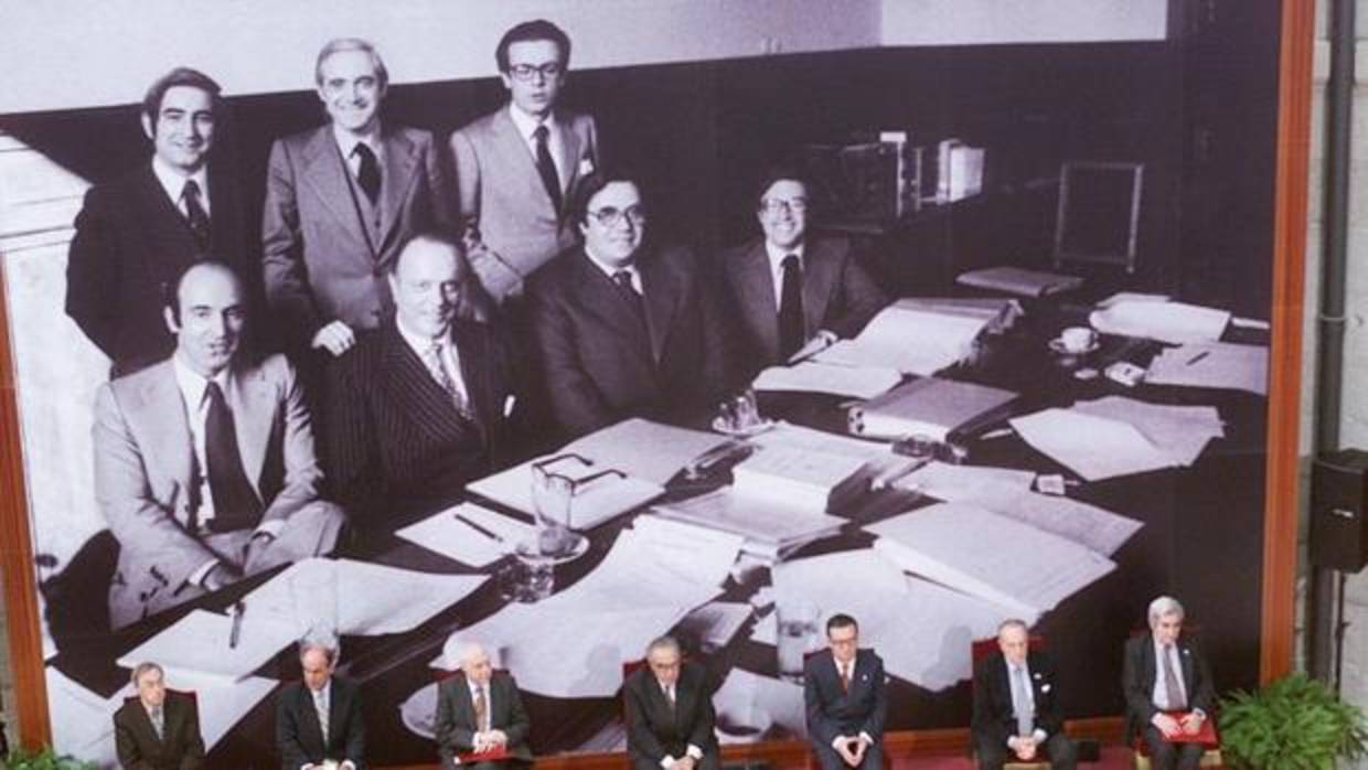 Los padres de la Constitución, durante un homenaje celebrado en Madrid el 2 de mayo de 2001