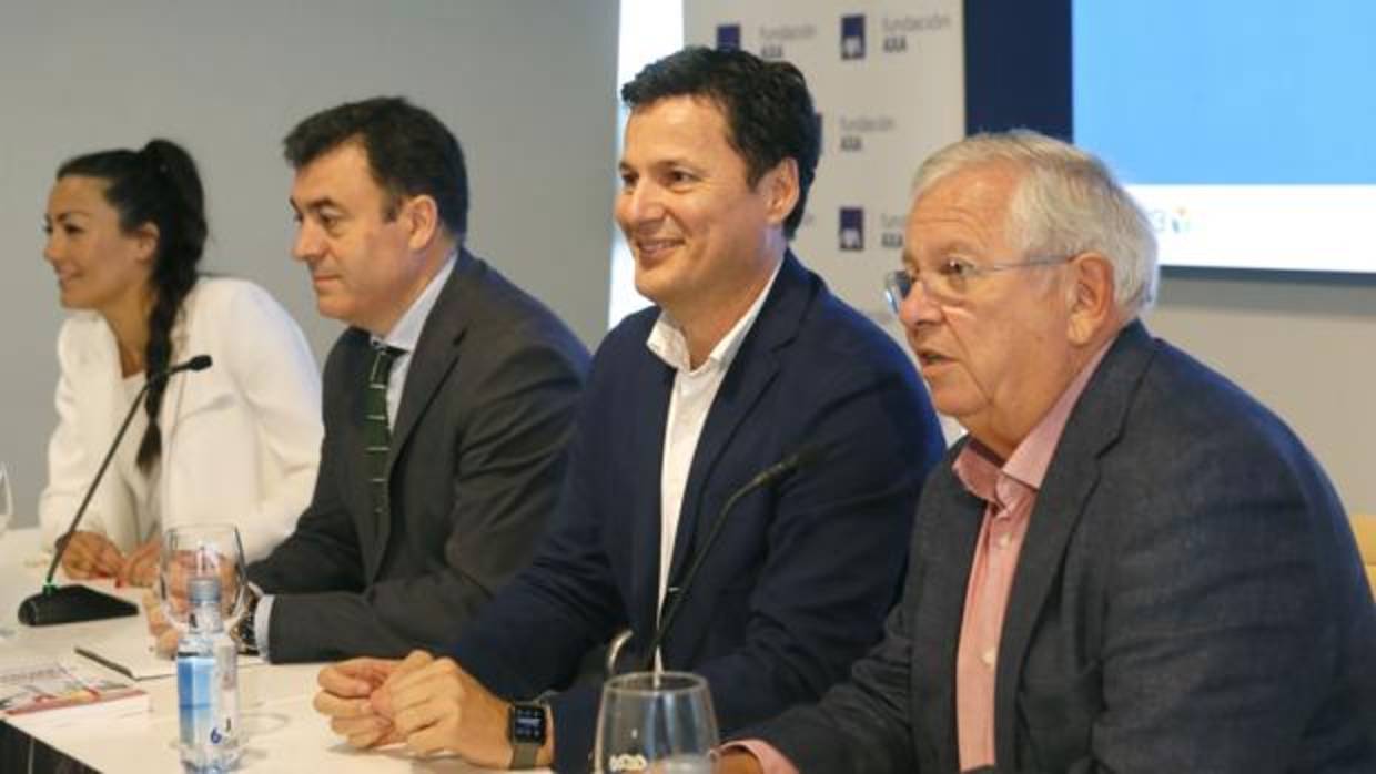 El conselleiro de Cultura, Román Rodríguez (2i), durante la presentación de la encuesta a estudiantes gallegos