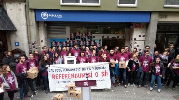 Jóvenes de Arran, a las puertas de la sede del PP catalán, en marzo