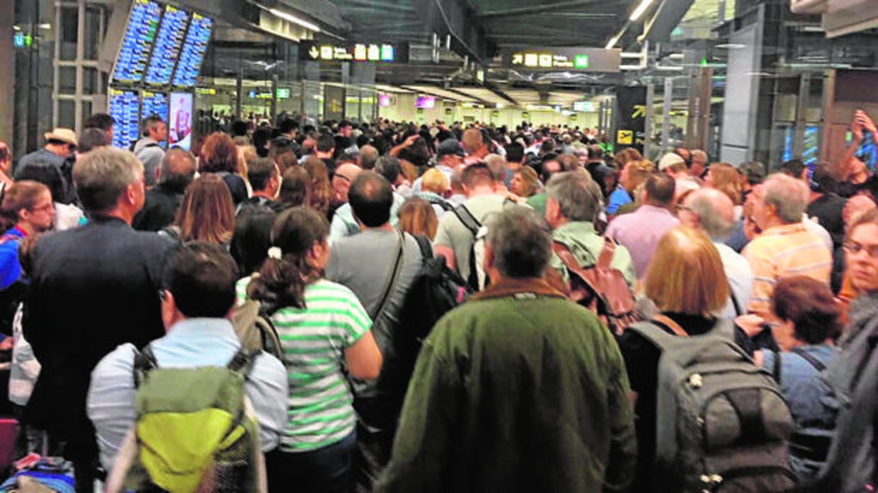 Colas para pasar el control de seguridad. ayer, en Barajas