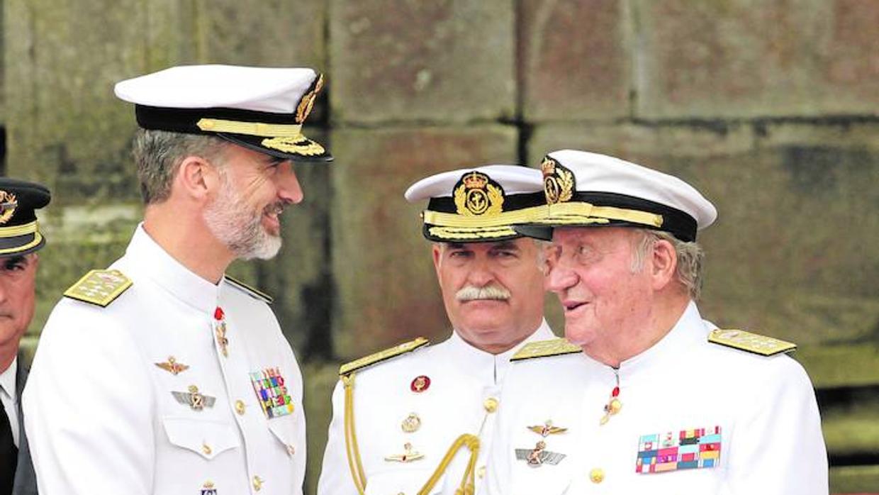 El protocolo militar se adaptó sin problemas a la presencia de dos Reyes-Capitanes Generales en la Escuela Naval Militar de Marín hace justo un mes