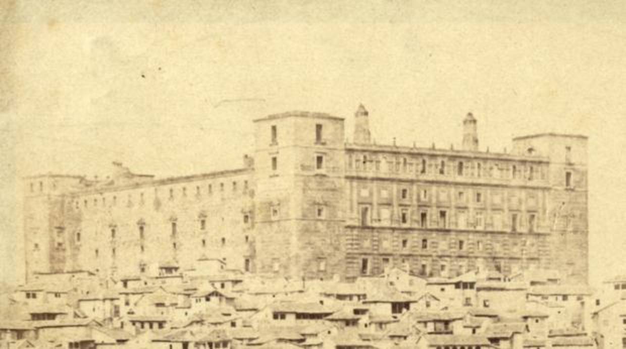 Detalle del Alcázar, aún desmochado, en una vista de Toledo de Alfonso Begue tomada hacia 1865. Foto. Archivo Municipal de Toledo. Colección de Luis Alba