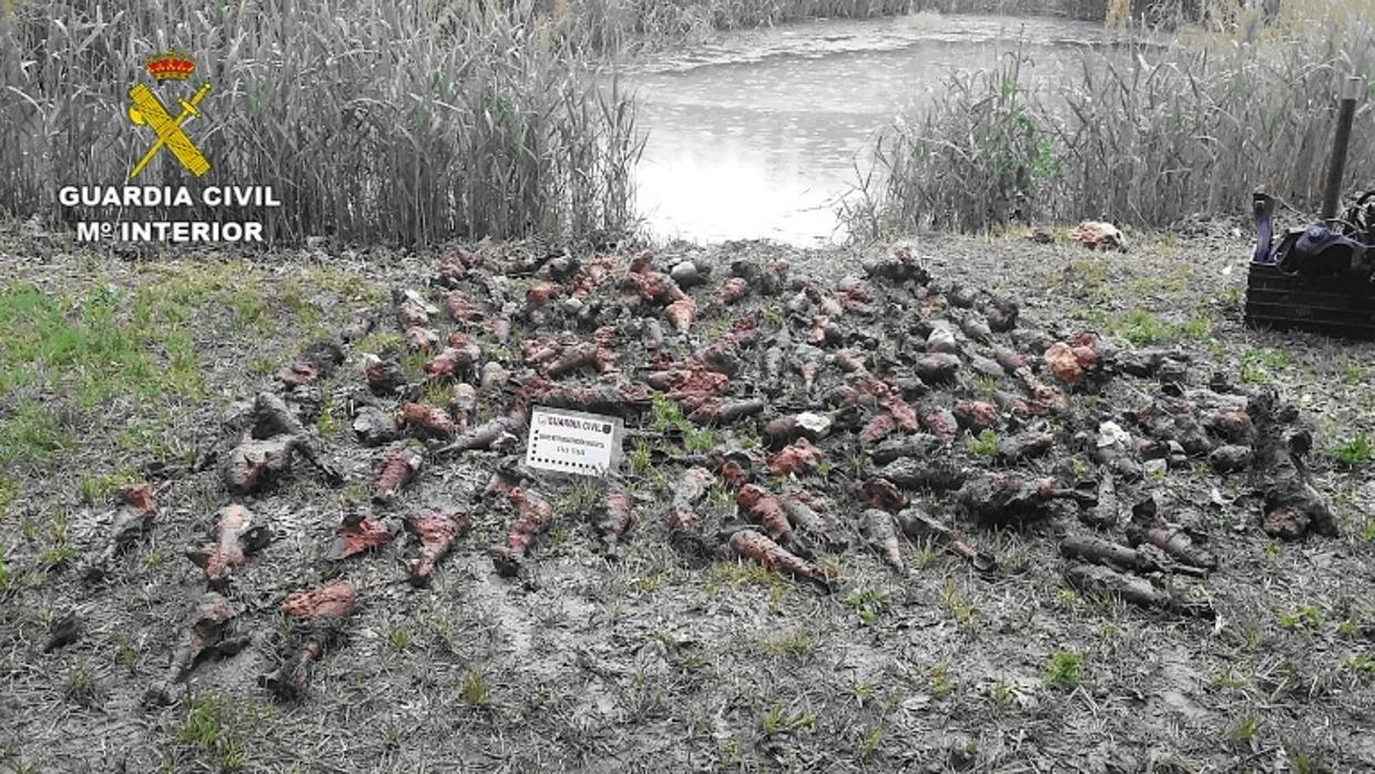 Las granadas, ordenadas conforme eran extraídas de la laguna