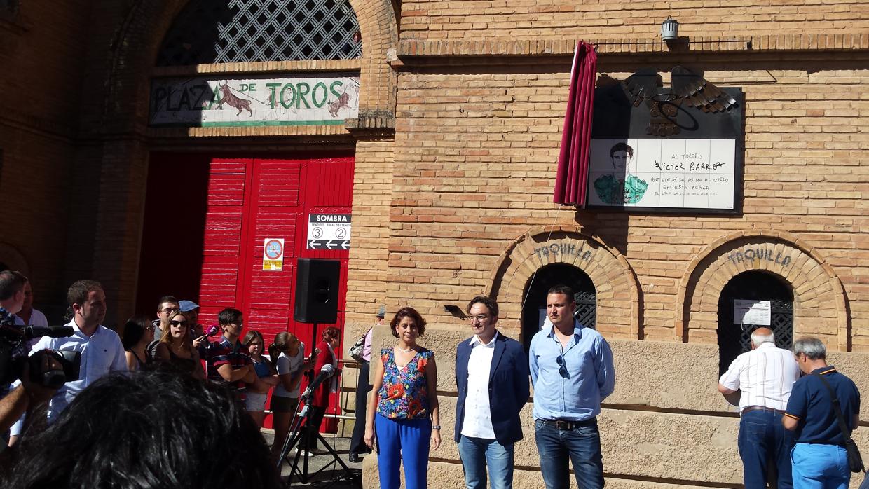 La alcaldesa turolense, junto al autor de la placa de homenaje a Víctor Barrio y el empresario de la Plaza