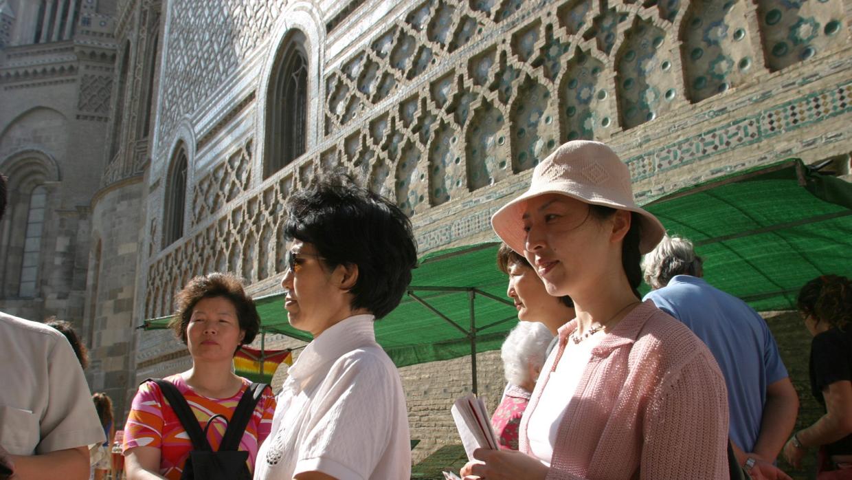 Un grupo de turistas asiáticos en la zaragozana Catedral de El Salvador (La Seo)