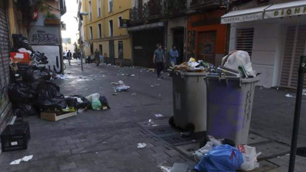 Basura desperdigada por las calles del centro de Madrid tras el día central del Orgullo Gay