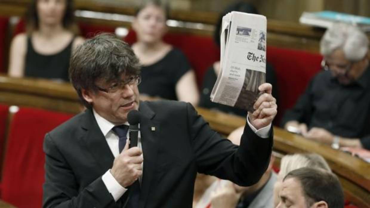 El presidente de la Generalitat, Carles Puigdemont, durante la última sesión de control parlamentario