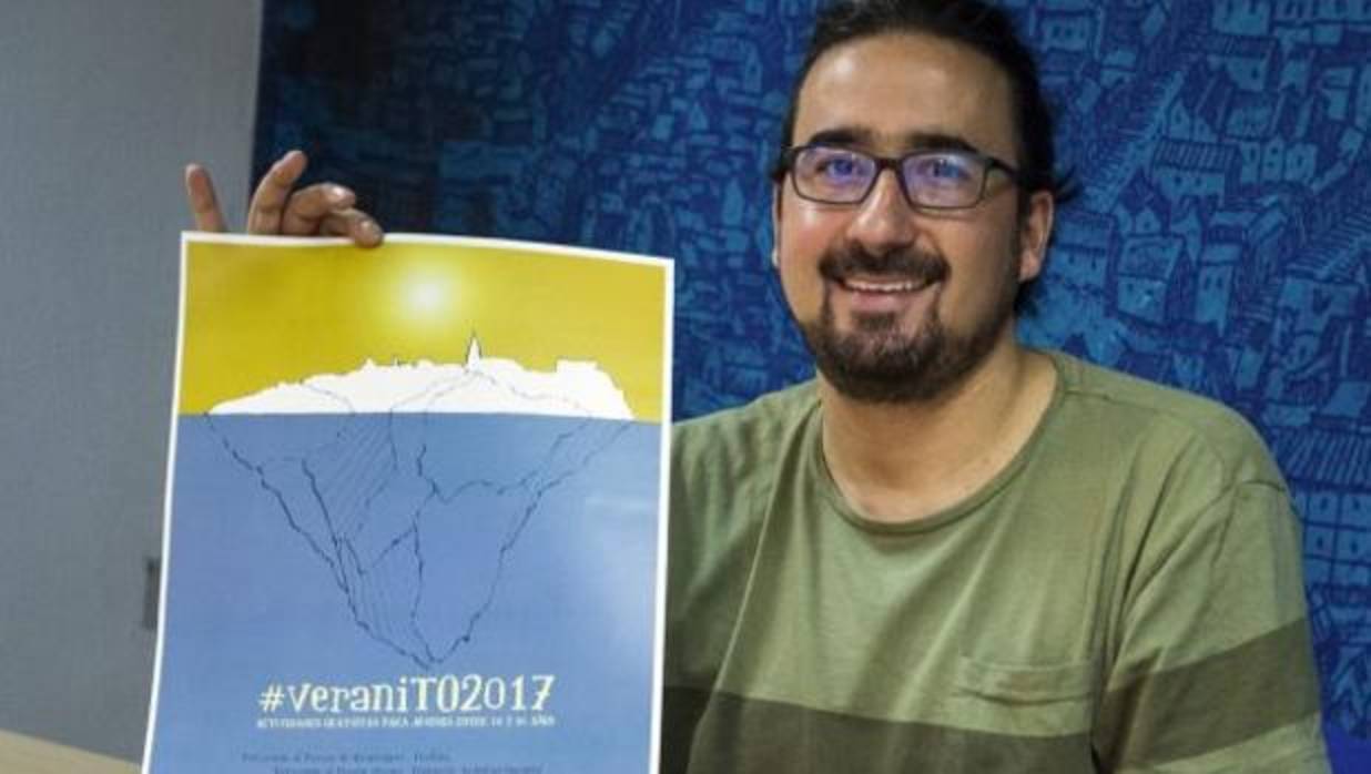 Diego Mejías, con el cartel del programa