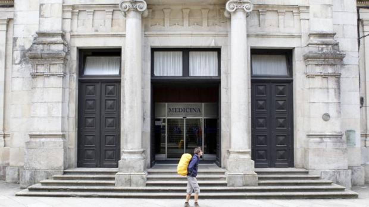 Entrada de la Facultad de Medicina de la Universidad de Santiago