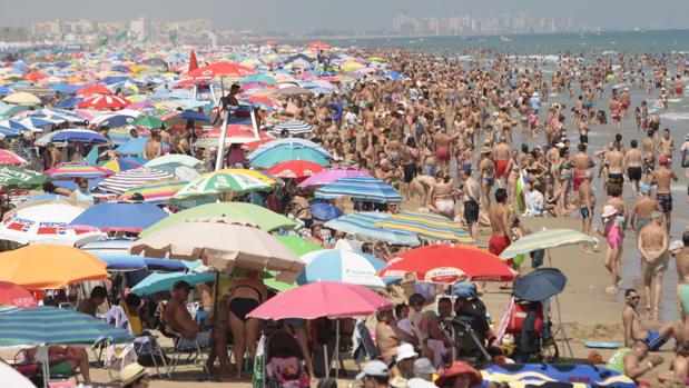 Gandía retirará las sombrillas que reserven sitio en la playa y podrá multar hasta con 750 euros