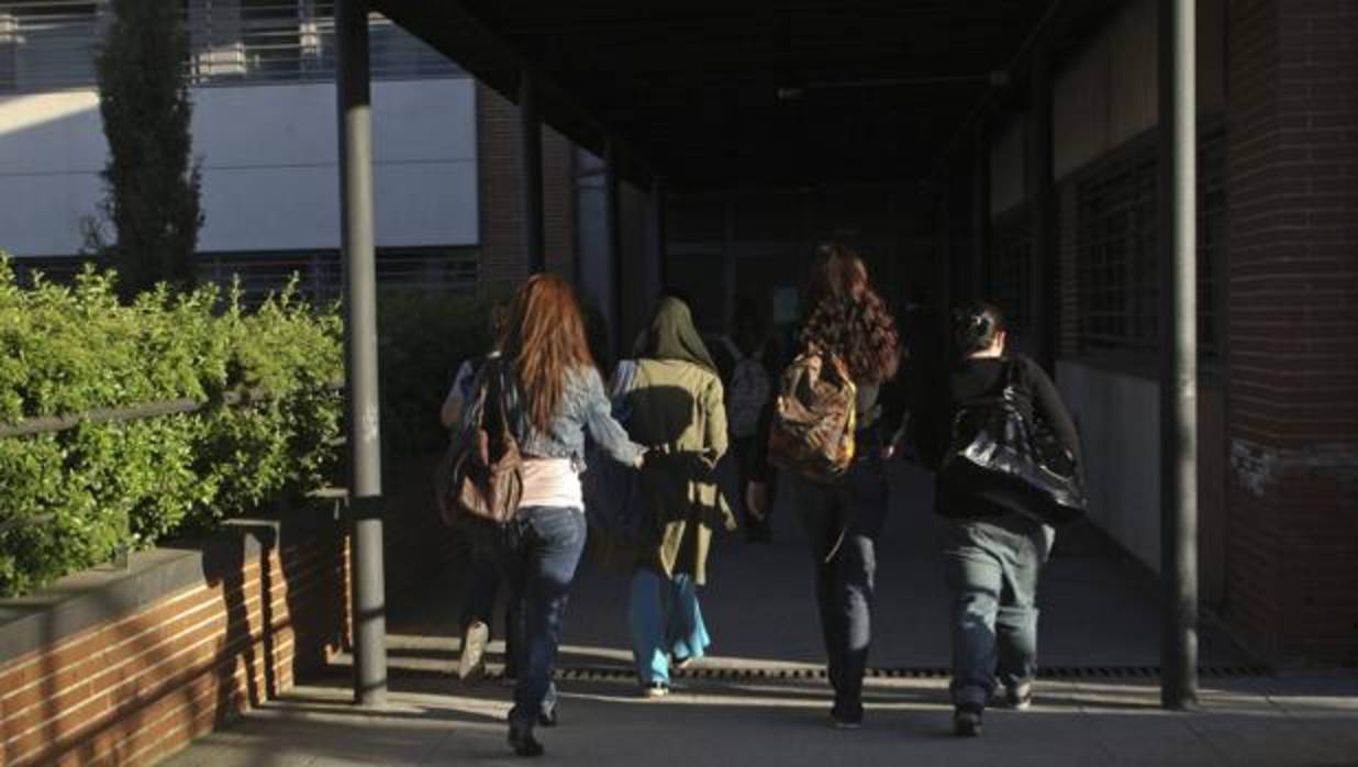 Un grupo de alumnas acude a una clase, en una imagen de archivo