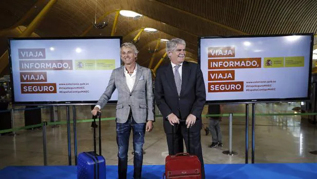 El ministro de Exteriores Alfonso Dastis, junto a Jesús Calleja, presenta la iniciativa «Viaja informado, viaja seguro»