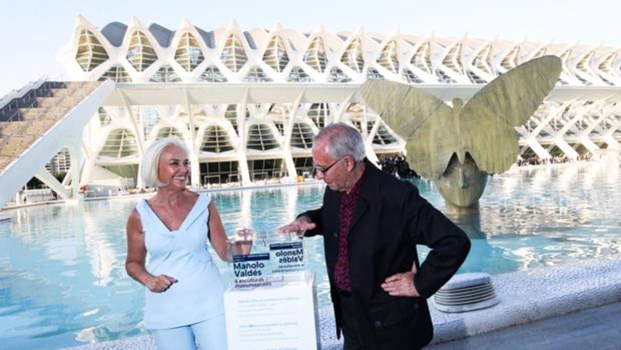 Hortensia Herrero junto a Manolo Valdés, en la presentación de las esculturas en la Ciudad de las Artes y las Ciencias