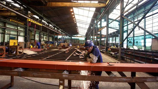 Un operario trabaja en las instalaciones del astillero Barreras, en Vigo