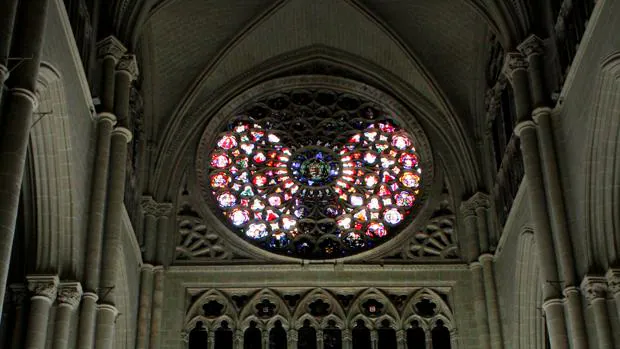 Vidriera del rosetón de la Puerta de Reyes de la catedral de Toledo