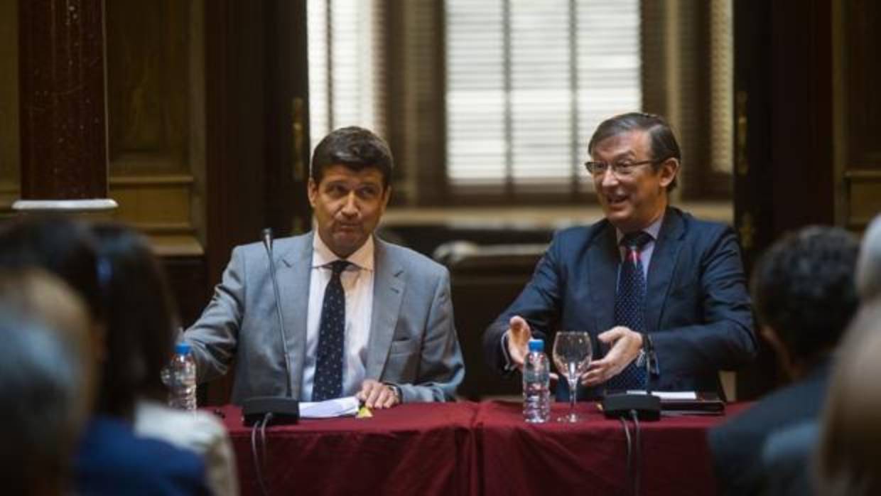 Pere Lluís Huguet (derecha), presidente de Llibertats, durante la presentación de la entidad en Barcelona