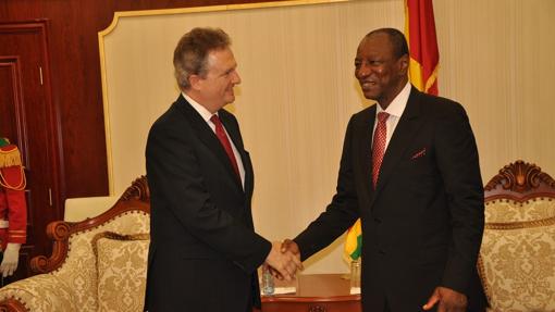 Francisco de Asís Bénitez Salas, embajador en Guinea hasta junio pasado, con el presidente Alpha Condé