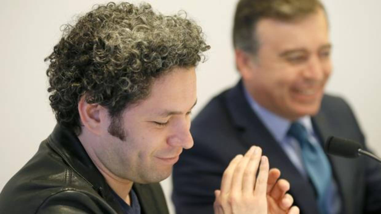 Gustavo Dudamel junto al consejero delegado de Abanca, Francisco Botas