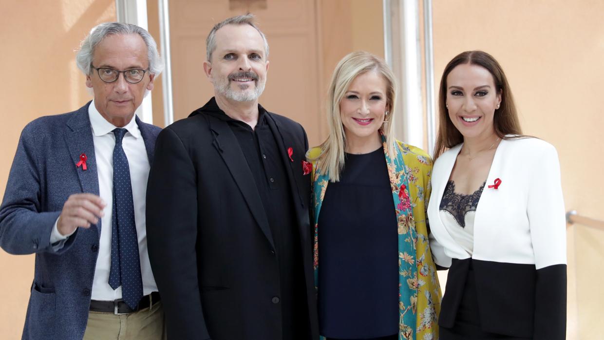 De izq. a dcha., el doctor Clotet, Miguel Bosé, Cristina Cifuentes y Mónica Naranjo