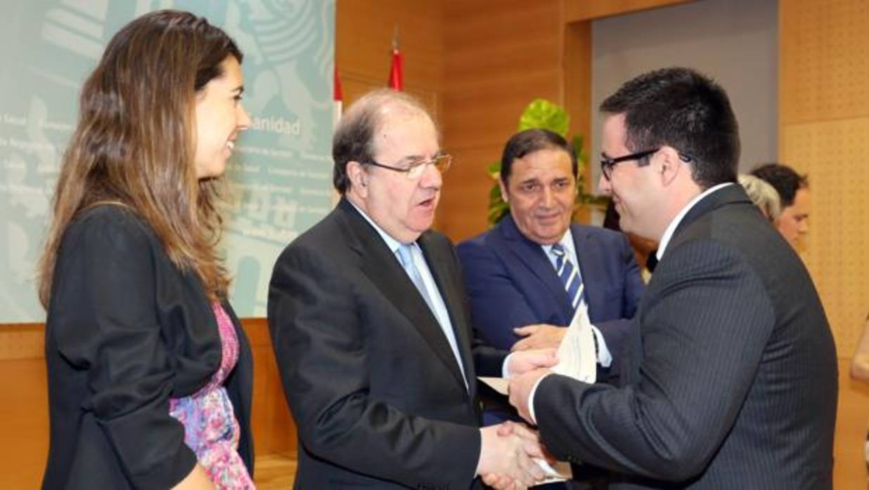 Juan Vicente Herrera entrega el diploma a uno de los premiados